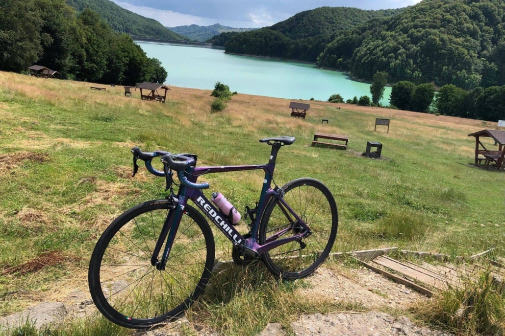 Larisa-Red-Chilli-and-Selle-Italia-Saddle-at-Lake-near-Bucharest-3-1030x687